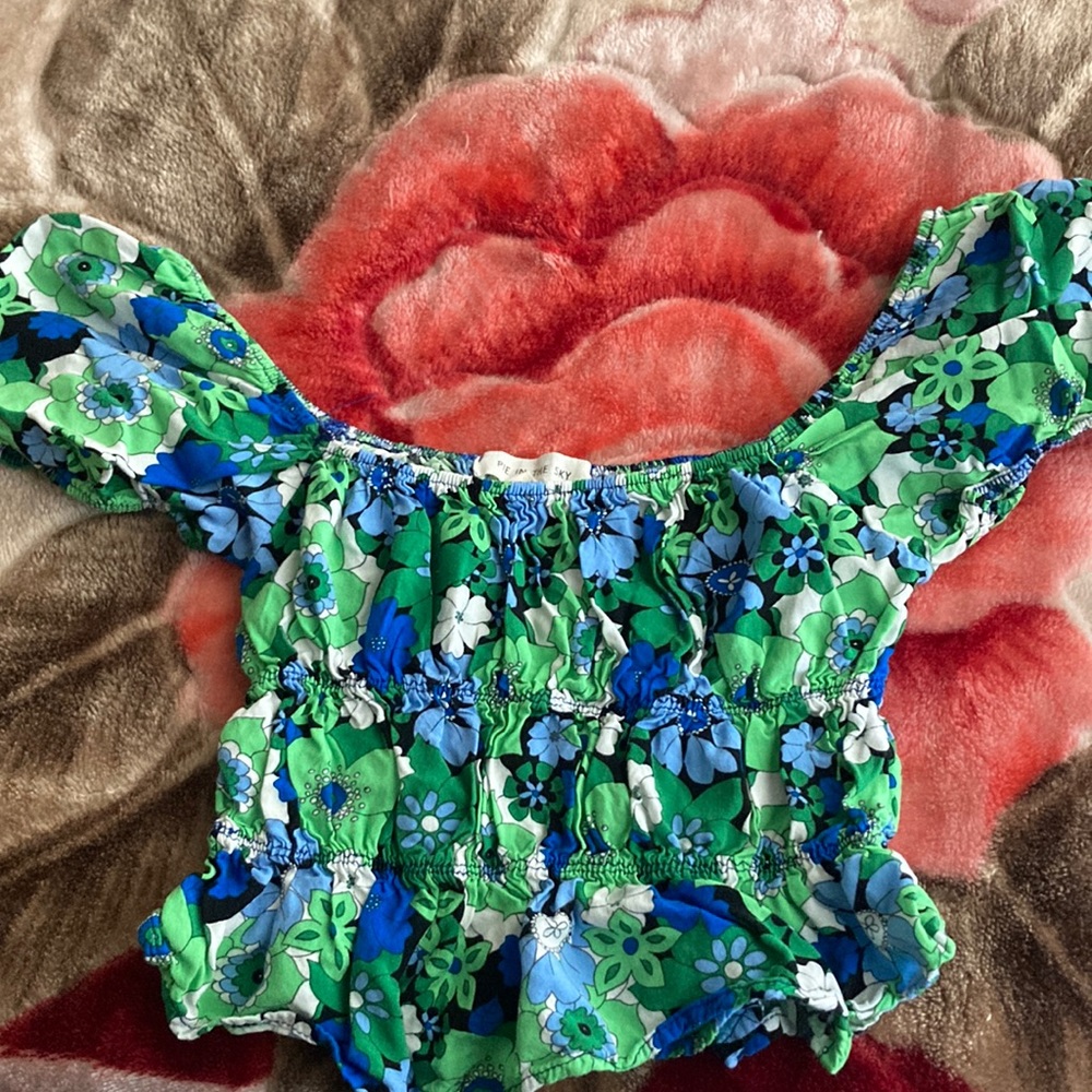 I’m selling this floral crop top